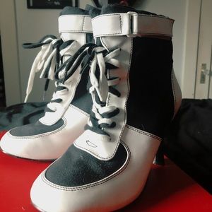 ♦️BLACK/WHITE HARLEY QUINN STYLE BOOTS♦️